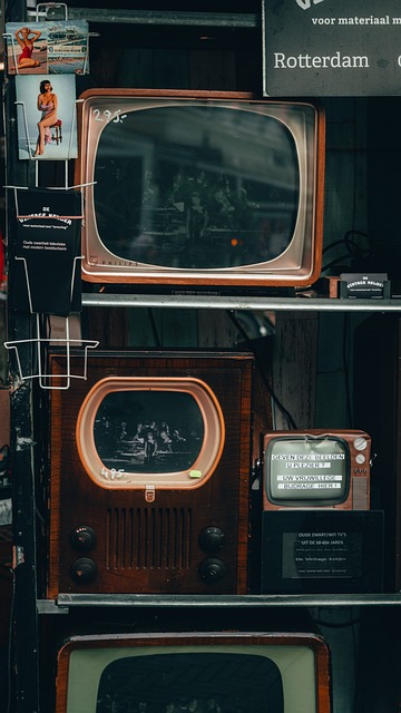 **Zapomniane Perełki VHS: Jak odnaleźć i odrestaurować unikalne gry planszowe nagrane na kasetach wideo z lat 80. i 90.?** - 1 2025