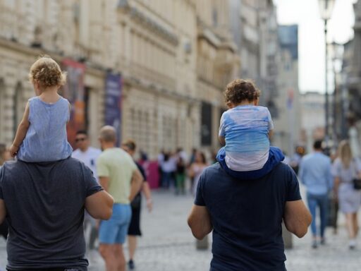 **"Zbudujmy Wspomnienia z Piasku Kinetycznego: Kreatywne Zabawy Sensoryczne dla Dorosłych, Redukujące Stres i Wzmacniające Relacje"** - 11 2025